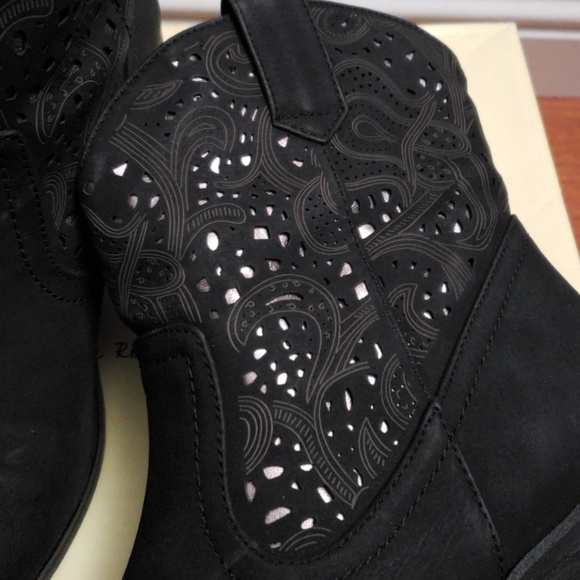 Boots - Picture 3 of 4